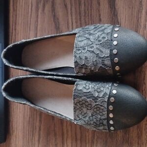✓ Massini EUC slipon lace stud flats 6 gray